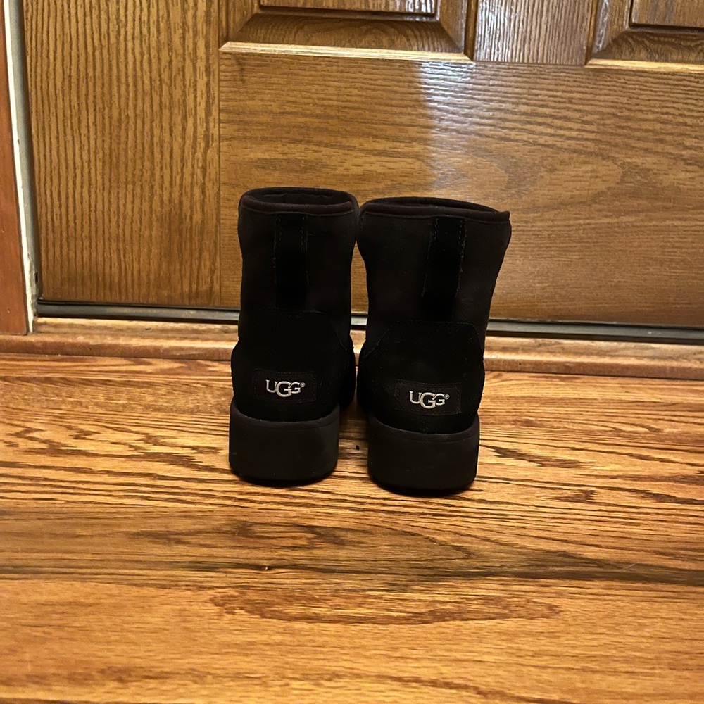 Ugg short black wedge boot